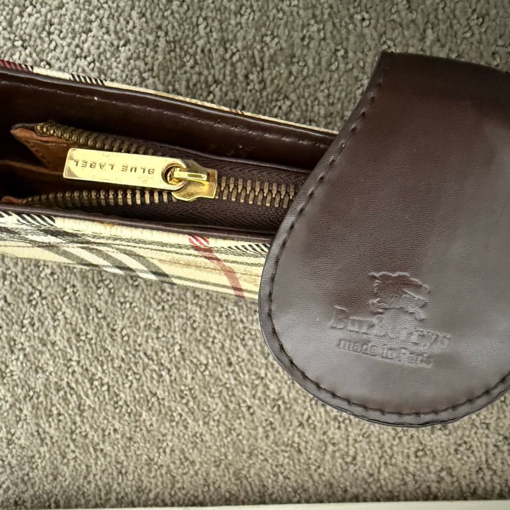 Burberrys Plaid Shoulder Bag with Dark Brown Accents. Vintage - Picture 6 of 6